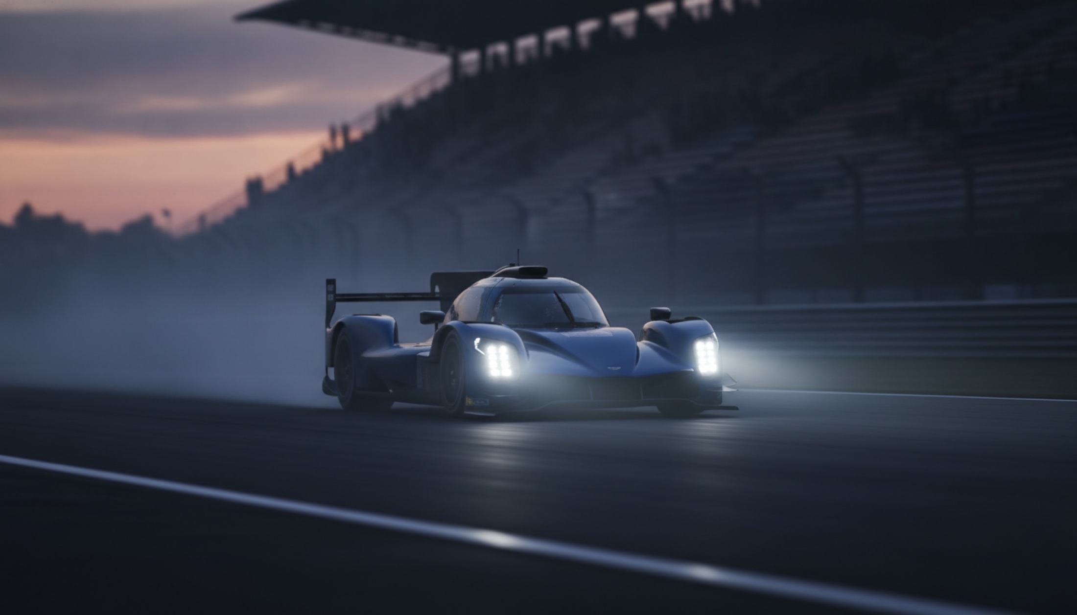 WEC dayanıklılık yarışı prototipi Barcelona pistinde gün batımında