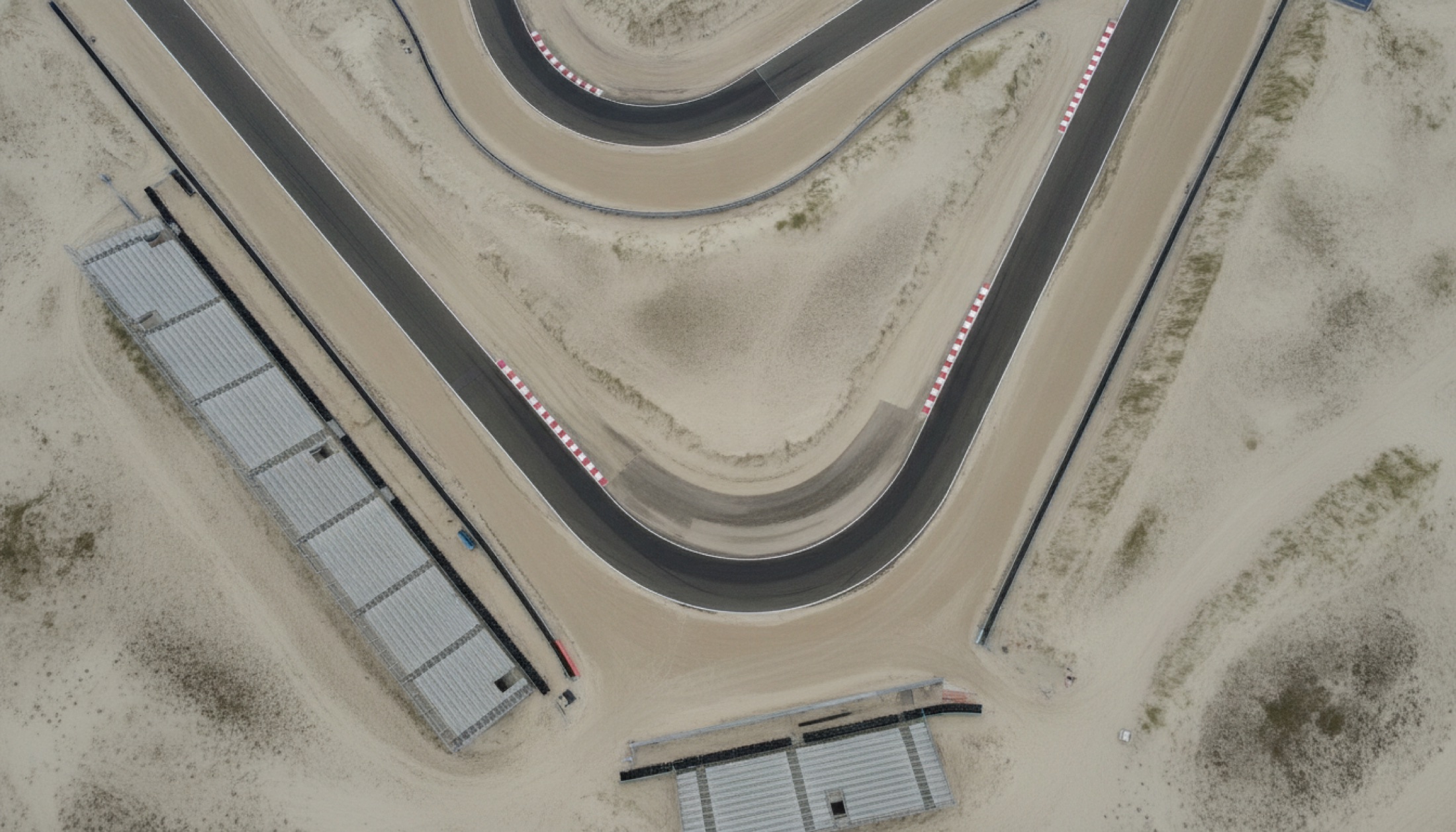 Zandvoort Pisti'nin havadan görünümü; banked virajlar ve kumullar arasında kıvrılan dar devre şeridi